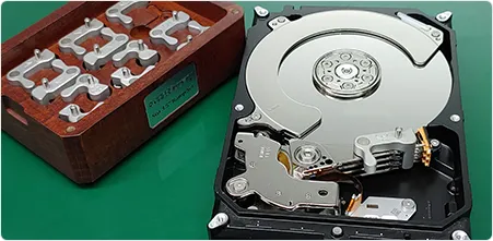 클린 시설에서 하드디스크(HDD) 헤드를 교체하며 물리 복구를 진행하는 모습